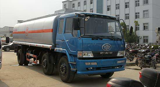 解放小三轴化工液体运输车